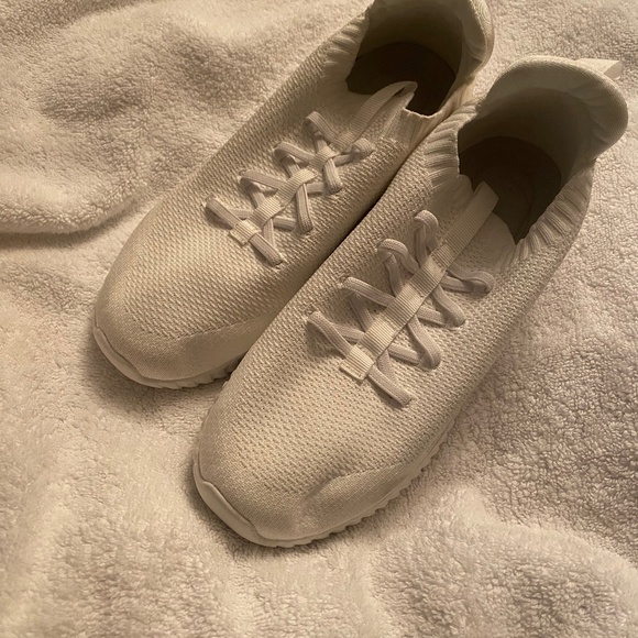 White pull on nurse/ lab shoes size 37 - Picture 1 of 4